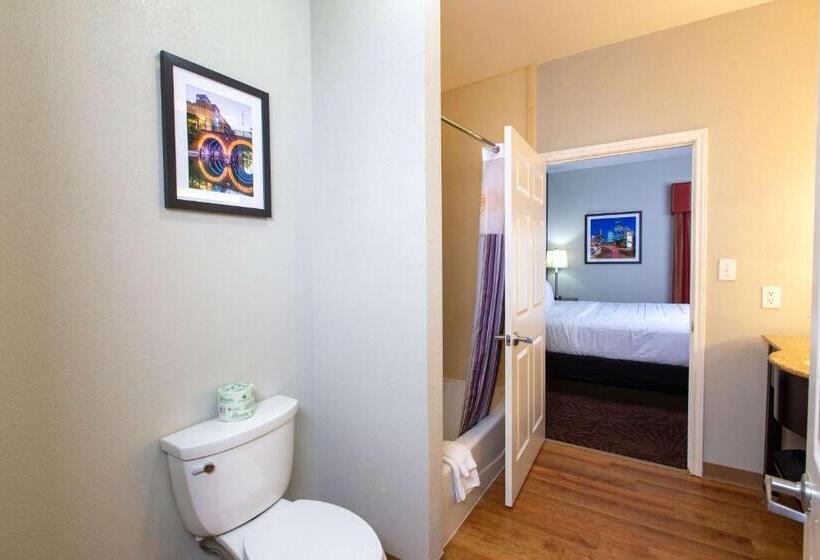 מיטת קינג בסוויטה, La Quinta By Wyndham Houston East At Normandy