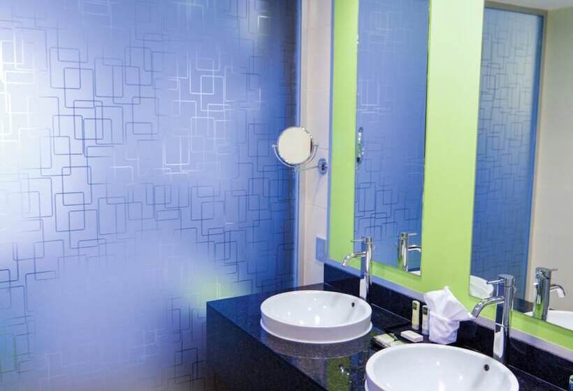 اتاق لوکس با تخت بزرگ, Hotel Riu Plaza Panama