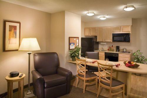 キングサイズベッドのスイートルーム, Candlewood Suites Elgin – Northwest Chicago, An Ihg