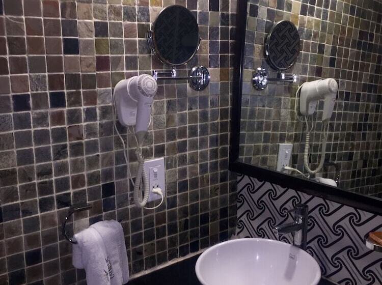 标准间, Taurus Sarovar Portico