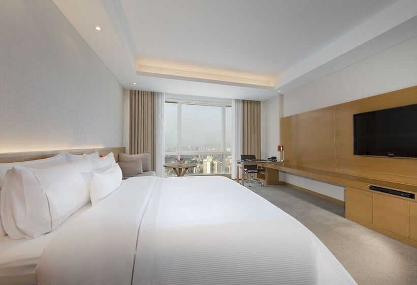 Номер Executive, The Westin Mumbai Garden City