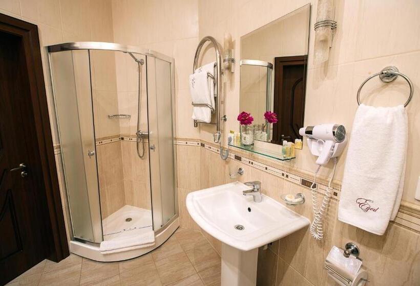 جناح جونيور, Edem Hotel Lviv