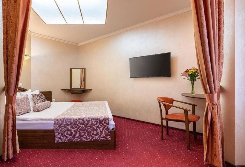 جناح جونيور, Edem Hotel Lviv