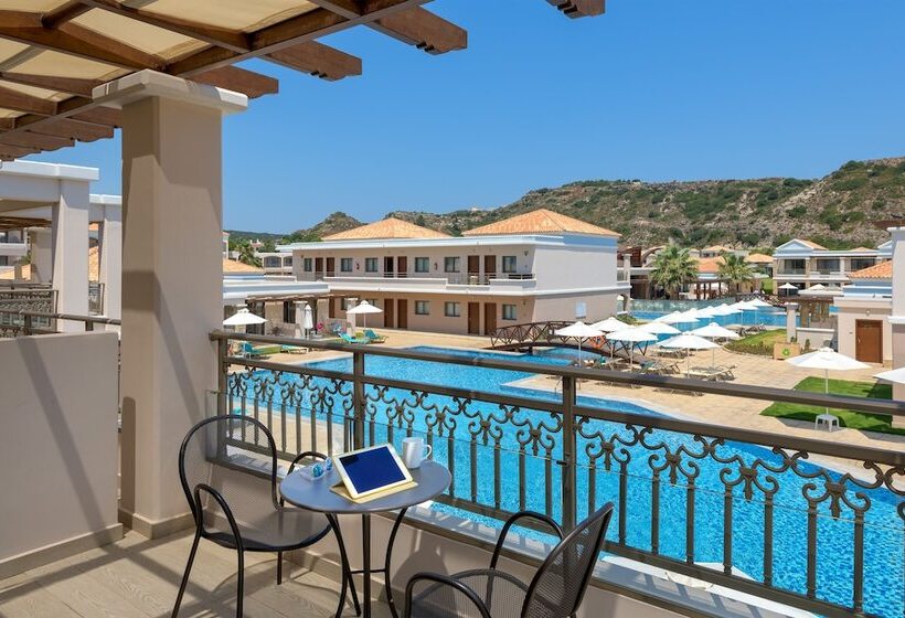 سوییت جونیور با چشم‌انداز استخر, La Marquise Luxury Resort Complex