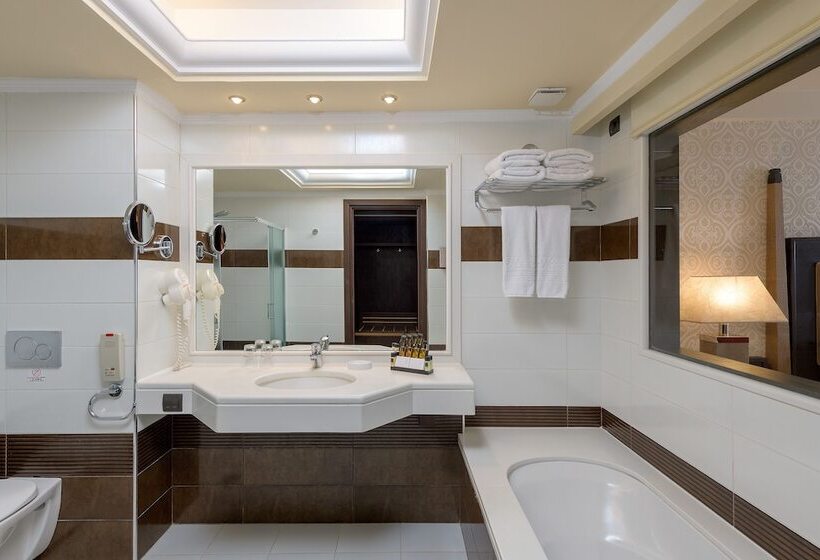 سوییت جونیور با چشم‌انداز دریا, La Marquise Luxury Resort Complex