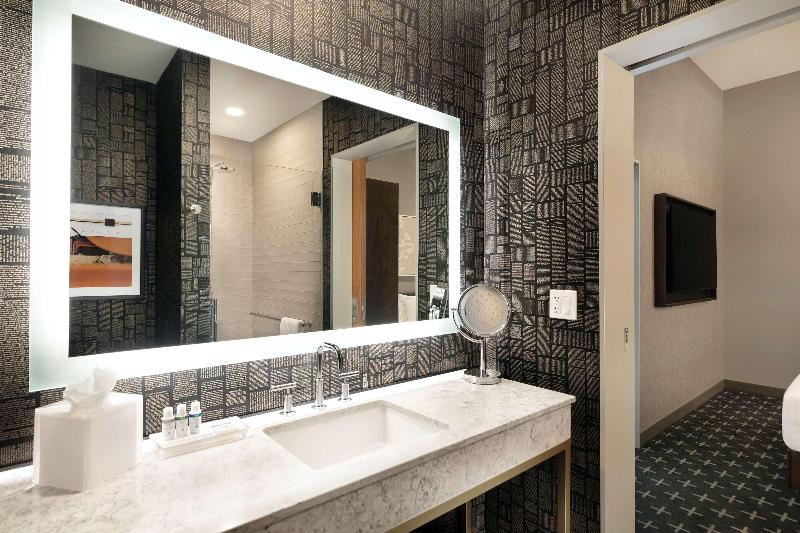 חדר סטנדרט עם מיטת קינג, The Slate Denver, Tapestry Collection By Hilton