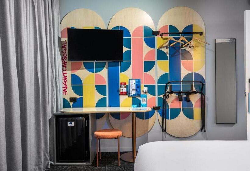 스탠다드 스튜디오, Royal Hotel By Nightcap Social