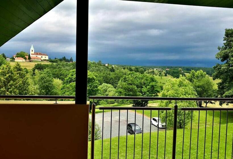 Люкс с Террасой, Apát Panzió és étterem