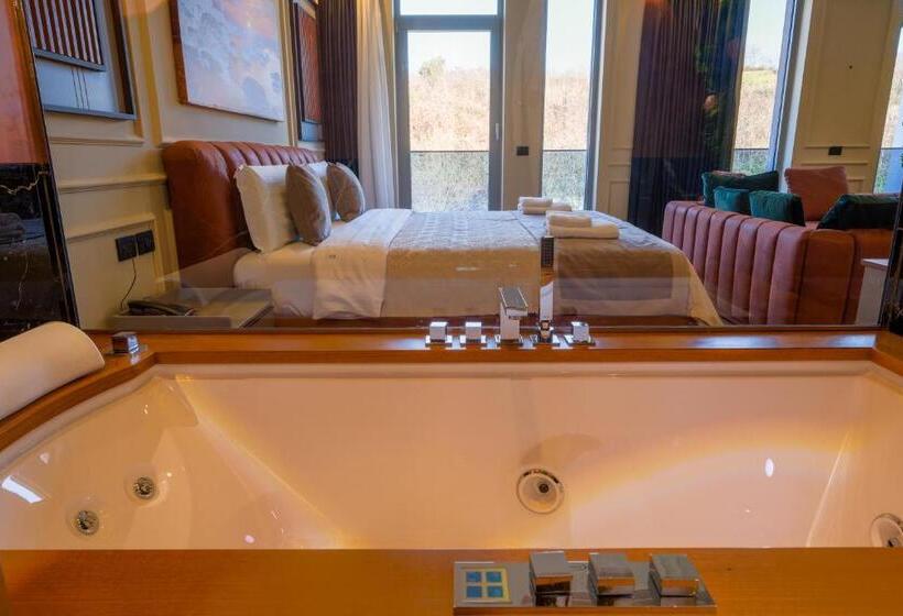 带阳台套房, Royal East Resort
