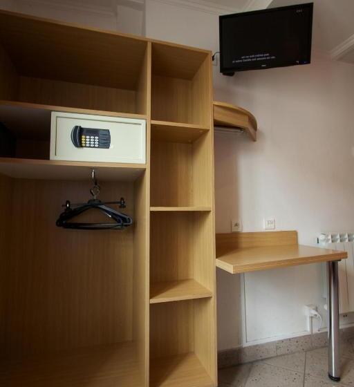 اتاق استاندارد با سرویس بهداشتی مشترک, Bastille Hostel