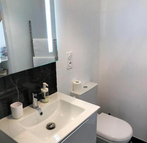 Quarto Estandar Cama King, Studiocaroline44, 2 Studios Entre La Ville Et La Mer, Parking, Cuisine, Moins De 15min De L Aéroport