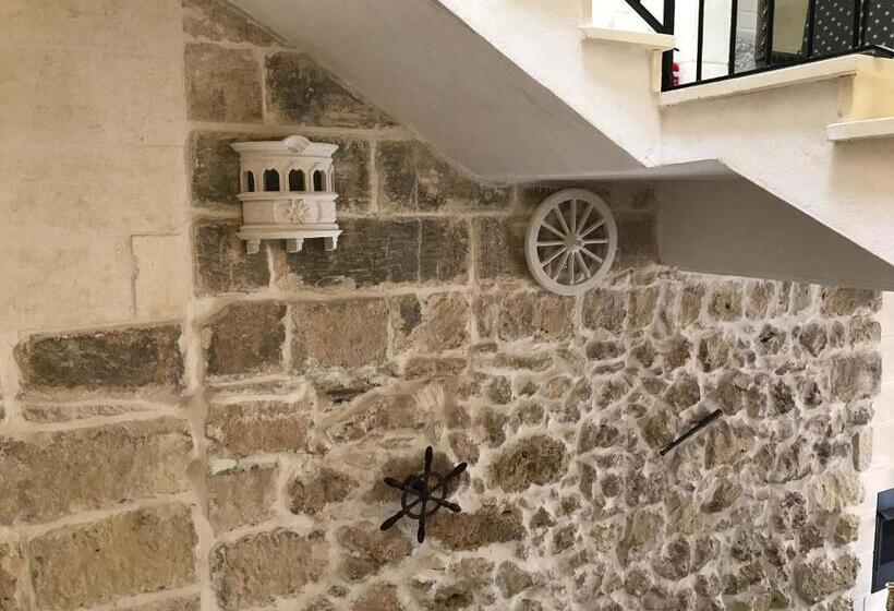 اتاق خانوادگی, The Cloisters Bed And Breakfast