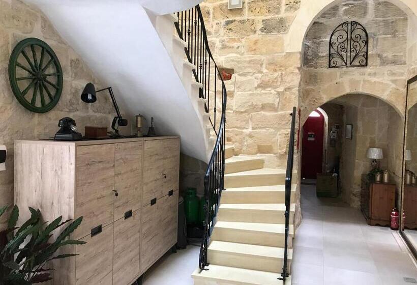 اتاق خانوادگی, The Cloisters Bed And Breakfast