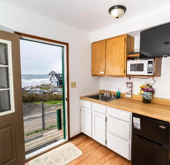 スタンダードスタジオ, Oceanside Ocean Front Cabins