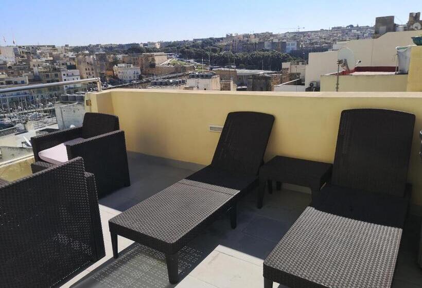استودیوی استاندارد, Dghajsa Guest House