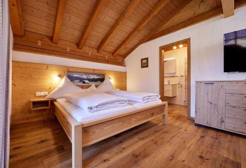 Трехместный Номер Стандарт с Балконом, Appartements Gasthof Schleifmühle Unterammergau