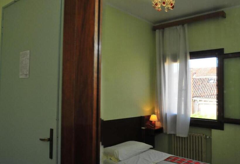 Standaard Éénpersoonskamer met Gedeelde Badkamer, Locanda Sant Anna