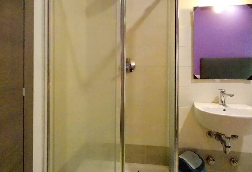 اتاق استاندارد با سرویس بهداشتی مشترک, Midtown Milano
