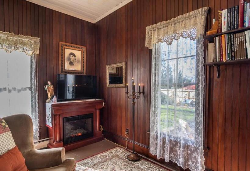 Номер Deluxe, Historical John Rast House Circa 1875