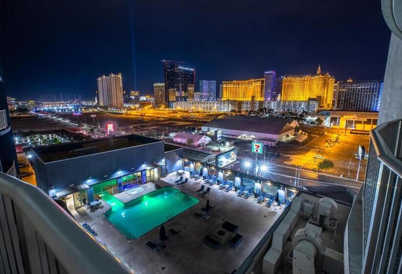 1 Bedroom Penthouse Apartment, 2100 Sqft Penthouse Suite W/ Strip Views! Pool Gym