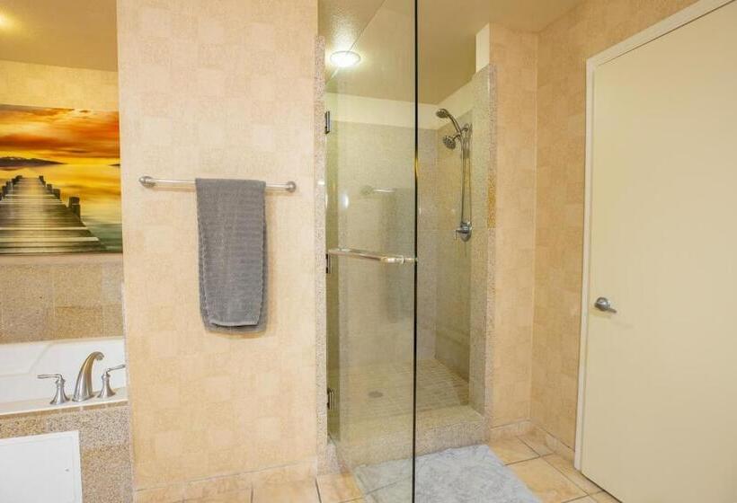 1 Bedroom Penthouse Apartment, 2100 Sqft Penthouse Suite W/ Strip Views! Pool Gym