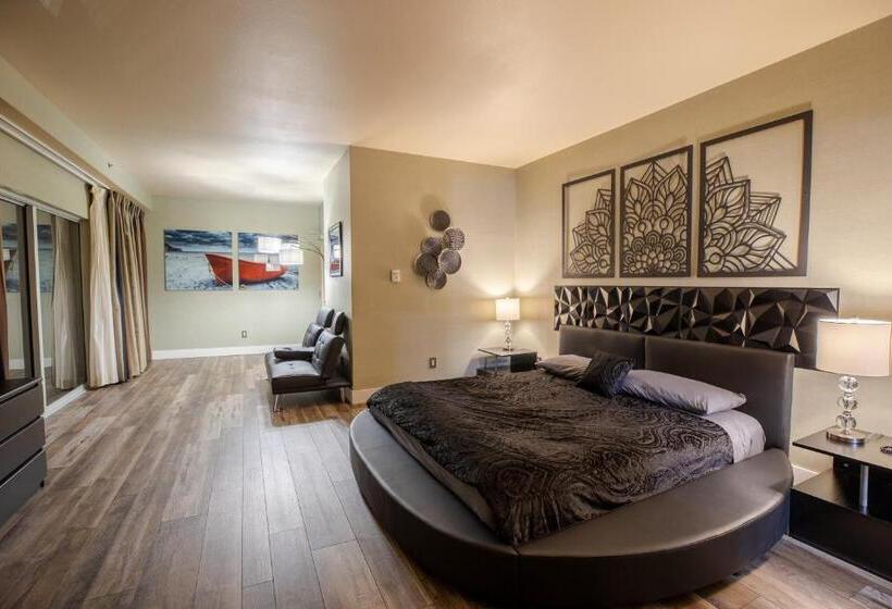 1 Bedroom Penthouse Apartment, 2100 Sqft Penthouse Suite W/ Strip Views! Pool Gym
