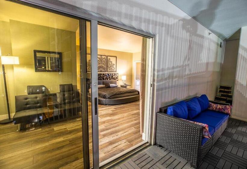 مجموعه ویستا شهر, 2100 Sqft Penthouse Suite W/ Strip Views! Pool Gym