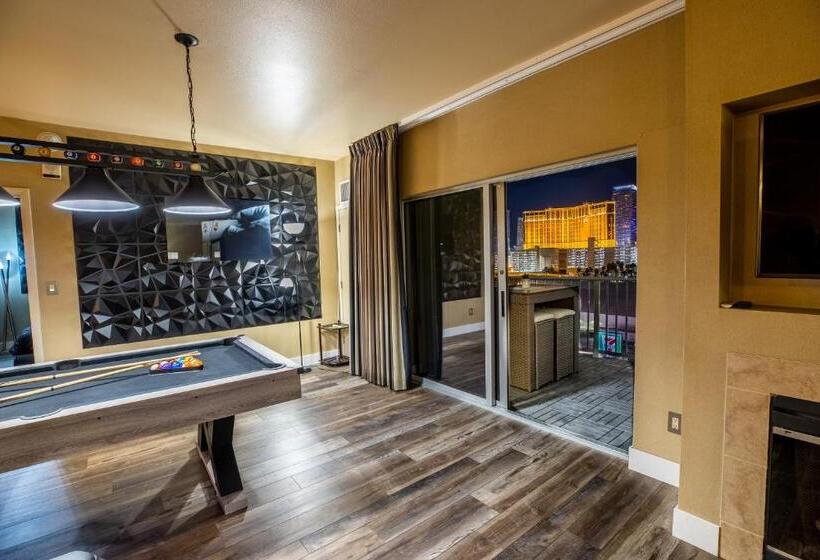 مجموعه ویستا شهر, 2100 Sqft Penthouse Suite W/ Strip Views! Pool Gym