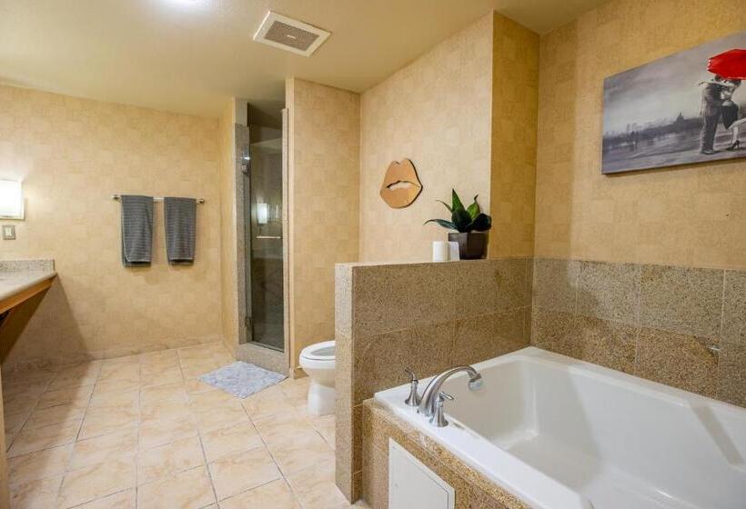 1 Bedroom Penthouse Apartment, 2100 Sqft Penthouse Suite W/ Strip Views! Pool Gym