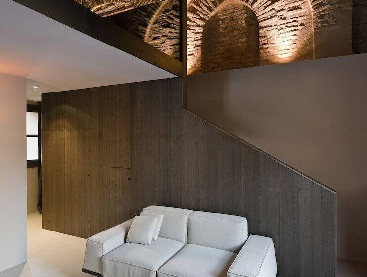 جناح جونيور, Caro