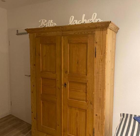 غرفة قياسية ثلاثية, Waldhorn