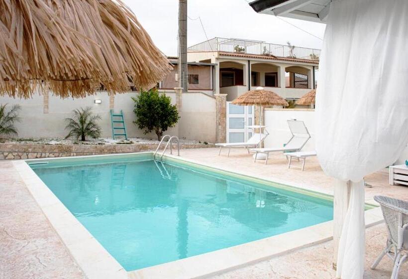 חדר סטנדרט לשלושה עם נוף לגינה, I Gufi Bed & Breakfast Marzamemi