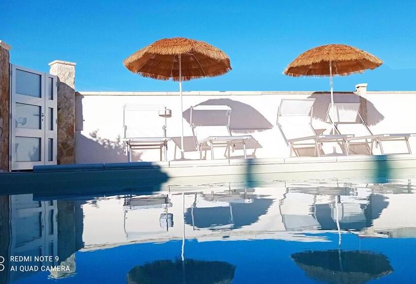 חדר סטנדרט לשלושה עם נוף לגינה, I Gufi Bed & Breakfast Marzamemi