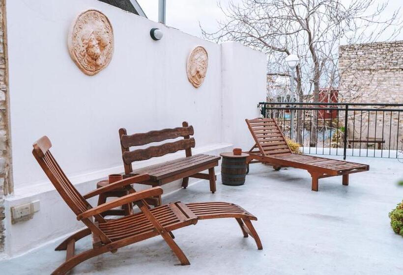 Номер Deluxe, Lazaros Stonehouse