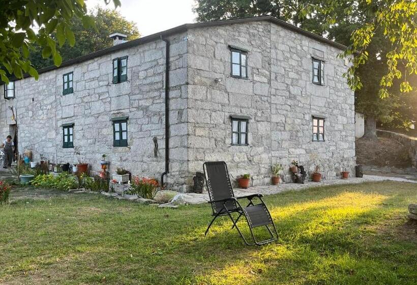 اتاق استاندارد چهار تخته, Albergue Rectoral De Romean