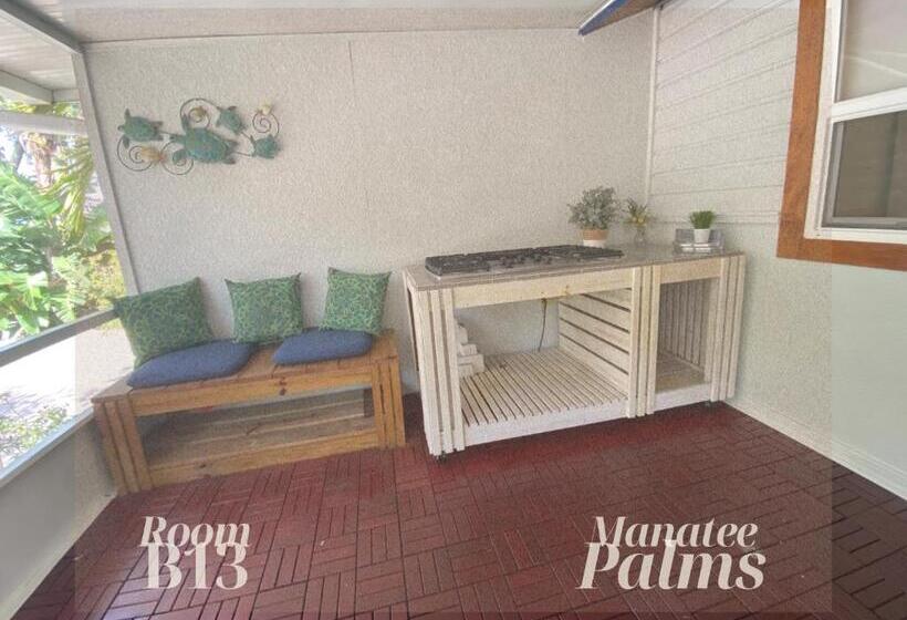 דירת חדר, Manatee Palms