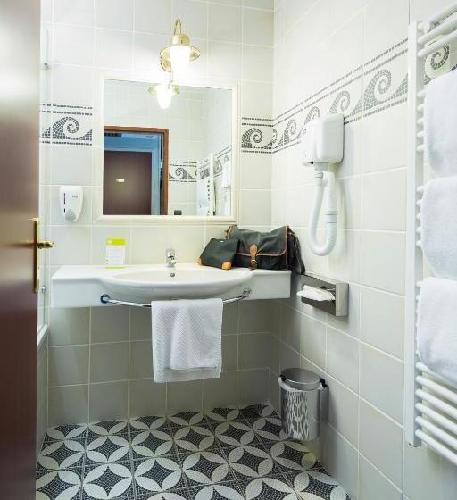 Номер Стандарт Трехместный, Nigloland Hôtels
