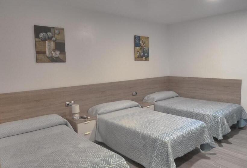 Номер Стандарт Трехместный, Hostal Casa Fermina  A 2 Horas De Las Pistas De Esquí