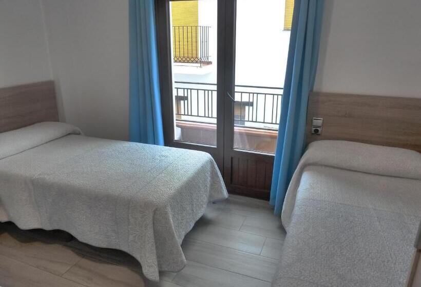 Номер Стандарт Трехместный, Hostal Casa Fermina  A 2 Horas De Las Pistas De Esquí