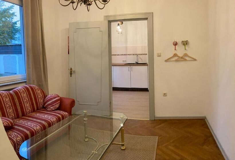 Апартаменты 1 Спальня Нижний Этаж, Rustic Overnight Apartment
