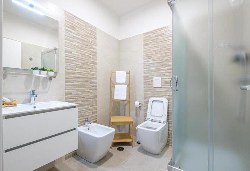 Трехместный Номер Стандарт с Балконом, Home52