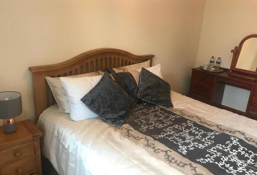 Номер Economy, Prime Location Rooms In High Street