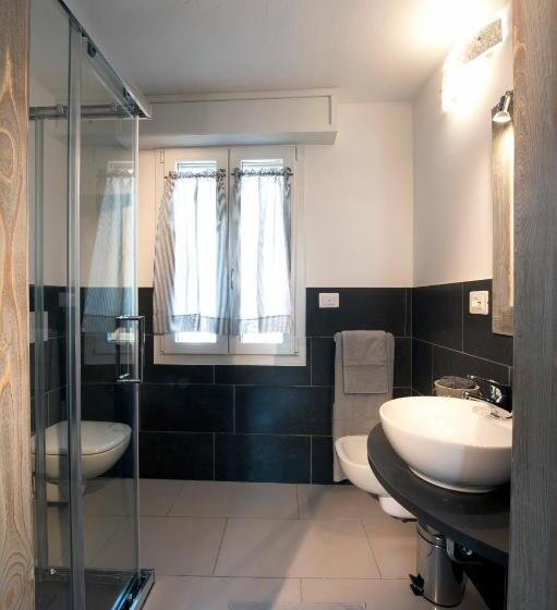 デラックスルーム, Le Suites   Di Fronte Ospedale Sacro Cuore