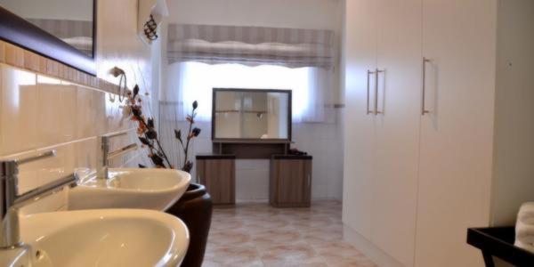 Люкс Повышенной Комфортности, Azrielle Guesthouse