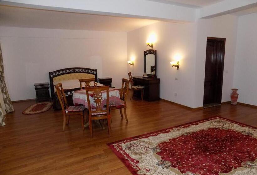 اتاق لوکس خانوادگی, Tango Margo