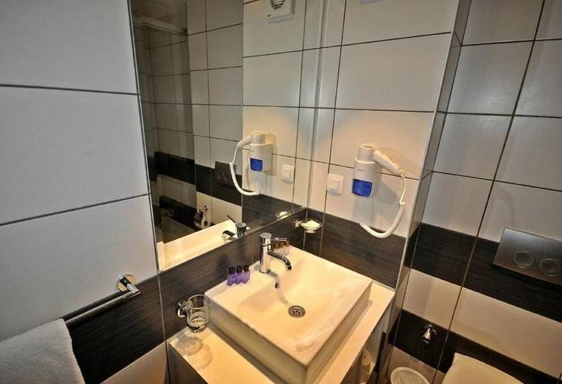 Quarto Estandar Individual, Club Shark