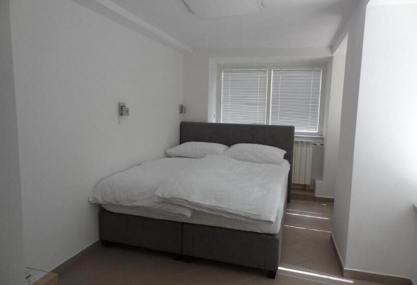 اتاق خانوادگی با چشم‌انداز باغ, Tabor   Apartments Rozmanova Street