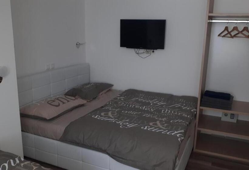 اتاق استاندارد چهارنفره با سرویس بهداشتی مشترک, Tabor   Apartments Rozmanova Street