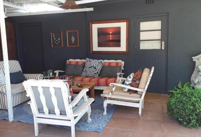 Quarto Estandar, The Nest