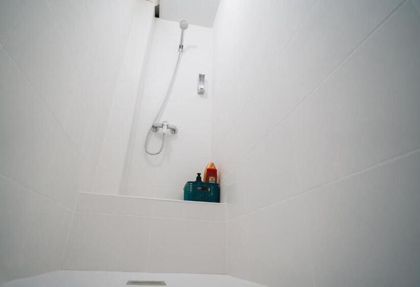 공용 욕실 구비 공동 객실 내의 침대, Cactus Hostel